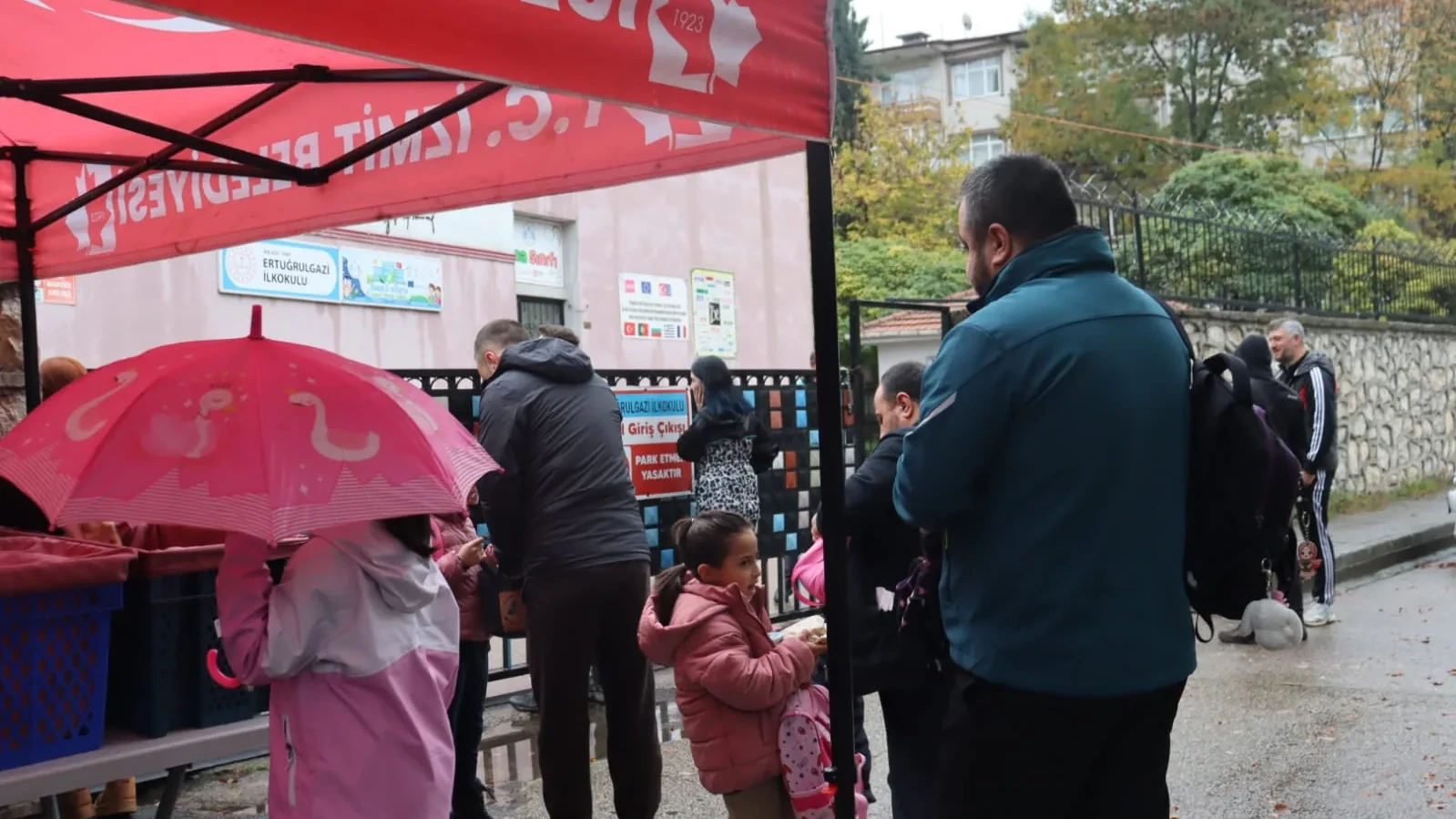 İzmit'te Beslenme Saati yağmur çamur dinlemiyor