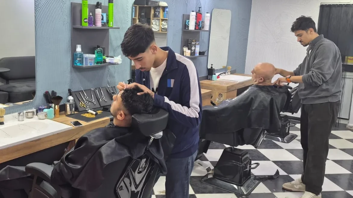 Bunu da gördük! Askıda tıraş dönemi başladı