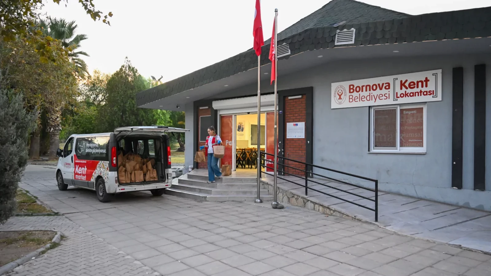 Bornova’da öğrencilere beslenme desteği