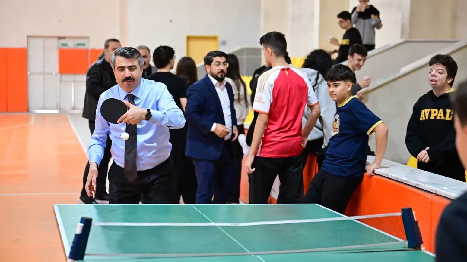 Bursa Yıldırım'da Başkan Yılmaz gençlerle spor yaptı