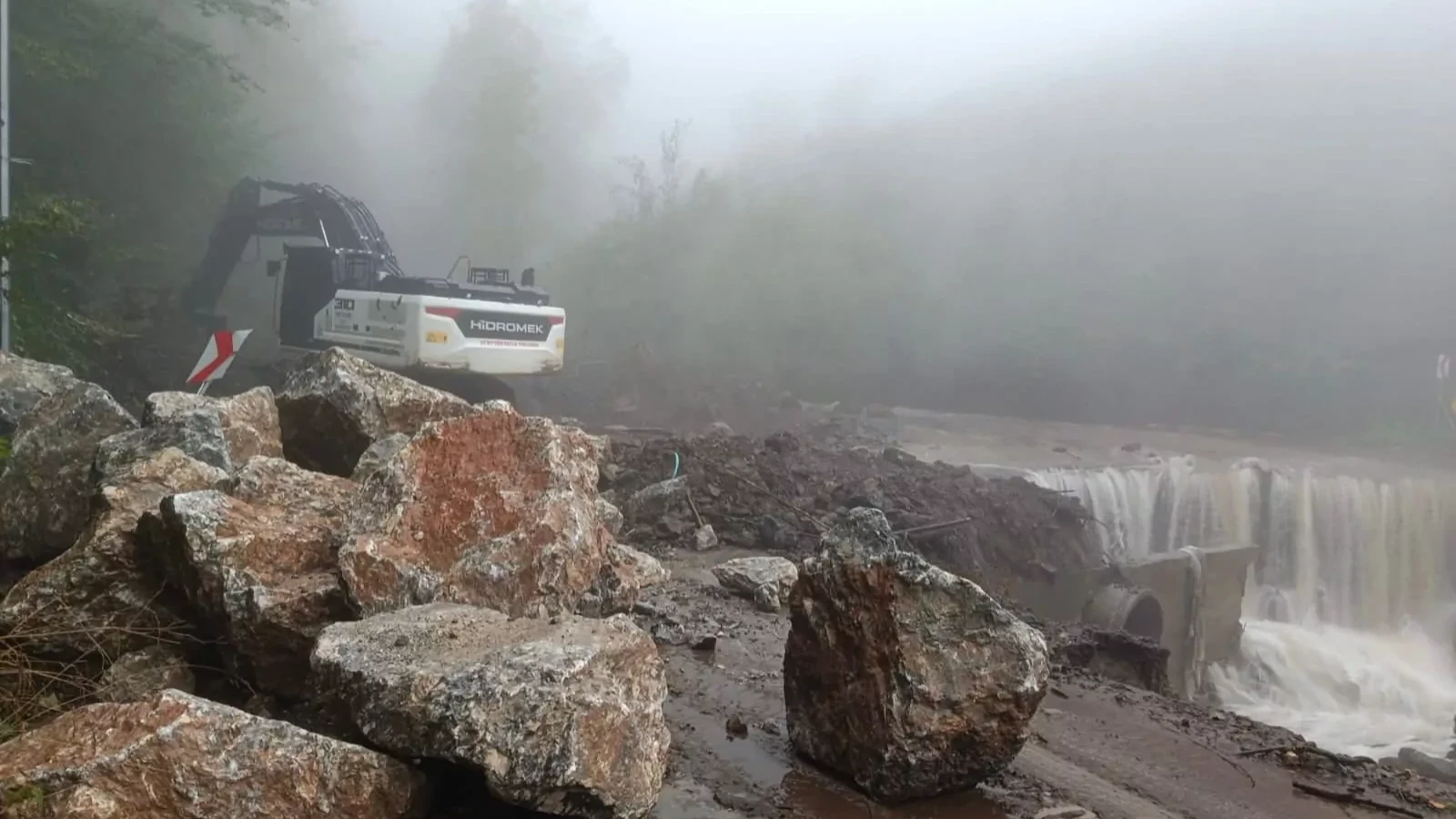 Gölyaka’da yağış sonrası kapanan köy yolları yeniden ulaşıma açıldı