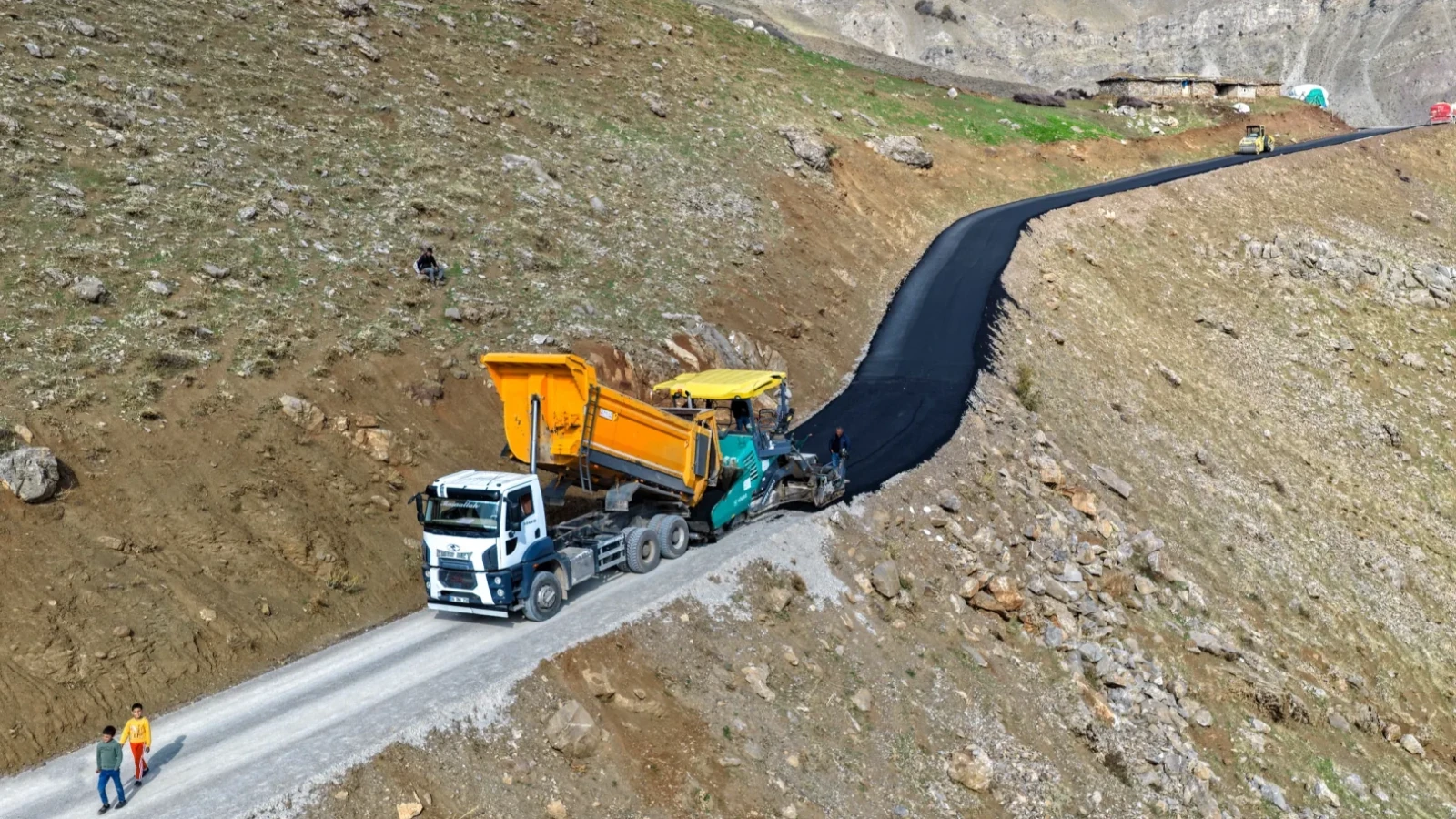 Çatak’ta sıcak asfalt çalışması