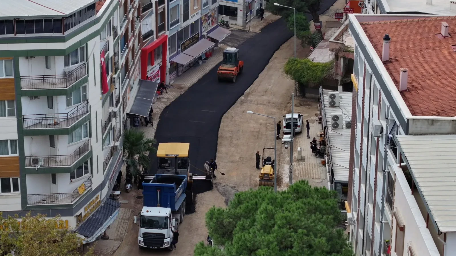 Manisa Muradiye’de sıcak asfalt mesaisi